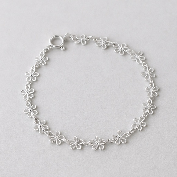 Jewelry - Elegant Silver Floral Fashion Bracelet